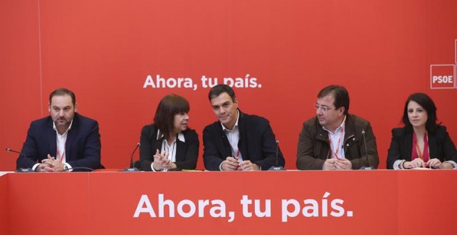 El secretario general del PSOE, Pedro Sánchez (c), la presidenta, Cristina Narbona (2i), el secretario de Organización, José Luis Ábalos (i), el presidente extremeño, Guillermo Fernández Vara (2i) y la vicesecretaria general, Adriana Lastra, durante la re