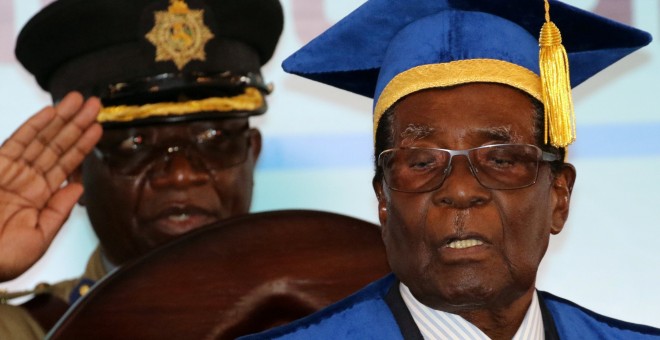 El presidente de Zimbabue, Robert Mugabe, aparece por primera vez en un acto público, en la universidad de Harare, tras el golpe de estado./REUTERS