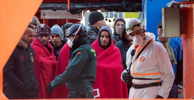 Unos 470 migrantes han llegado en las últimas horas a Cartagena transportados por un patrullero de la Armada en un dispositivo especial que se ha montado al detectar una oleada de pateras hacia las costas murcianas. EFE/ Marcial Guillén