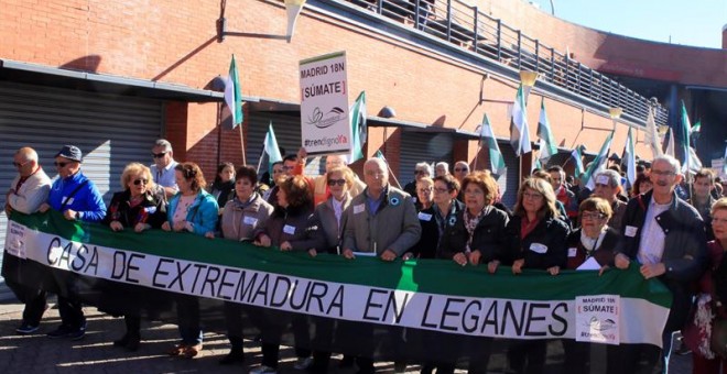 Un gran número de manifestantes que esperaban en la estación de Atocha la llegada del presidente extremeño, Guillermo Fernández Vara.- EFE