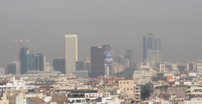 Vista general de Madrid en la que se aprecia la nube de contaminación que cubre el cielo de la capital./EUROPA PRESS