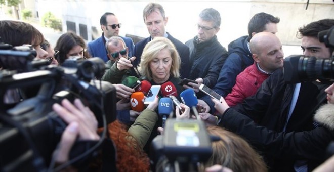La delegada del Gobierno en Madrid, Concepción Dancausa, haciendo declaraciones a los periodistas. E.P.