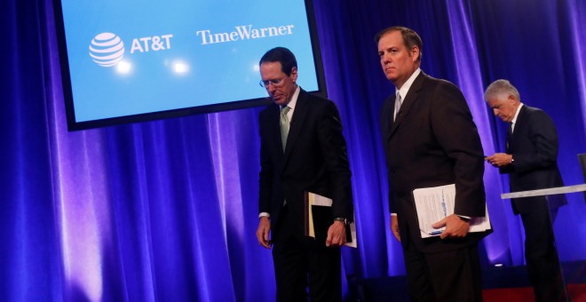 El consejero delegado de AT&T, Randall Stephenson (izq.) junto otros directivos de la compañía, tras una rueda de prensa en Nueva York. REUTERS/Shannon Stapleton