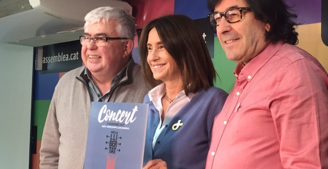 El vicepresident de l'ANC, Agustí Alcoberro, la productora musical Gemma Recoder i el també productor i membre del secretariat de l'entitat Linus Puchal, amb el cartell del concert del 2 de desembre