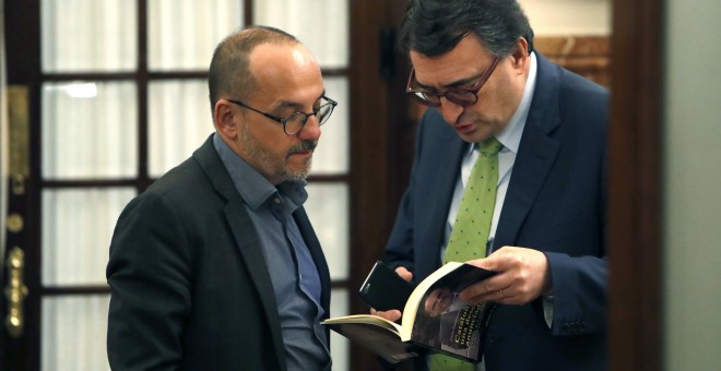 El diputado del PdeCat, Carles Campuzano, conversa con el portavoz del PNV, Aitor Esteban, en el pasillo del Congreso de los Diputados. EFE/JAVIER LIZÓN