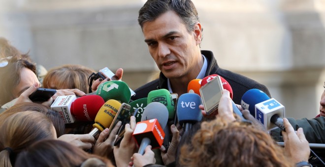 El secretario general del PSOE, Pedro Sánchez, en unas declaraciones a los periodistas. EFE/Ballesteros