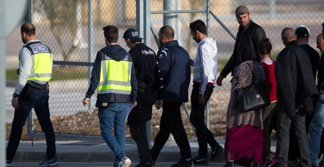 Familiares de los migrantes argelinos recluidos en el centro penitenciario de Archidona. /EFE