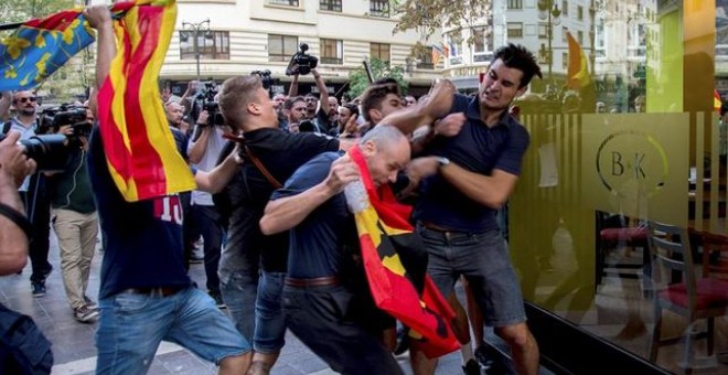 Ultras revientan la manifestación nacionalista del 9 d'Octubre en València / EFE