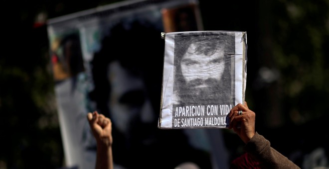 Un grupo de manifestantes exige en Buenos Aires la aparición del activista Santiago Maldonado. REUTERS/Marcos Brindicci