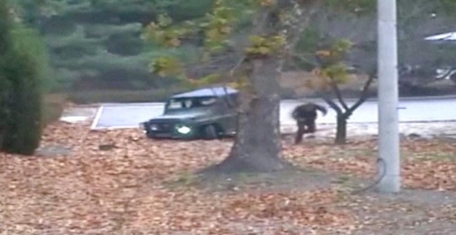 Imagen del soldado norcoreano saliendo del coche con el que intentaba cruzar la frontera con Corea del Sur.- REUTERS