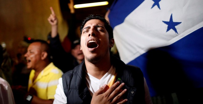 Un seguidor de Salvador Nasralla, candidato de la Alianza de Oposición contra la Dictadura, canta el himno nacional en un acto del partido durante el recuento de los votos en las elecciones presidenciales de Honduras. REUTERS/Edgard Garrido
