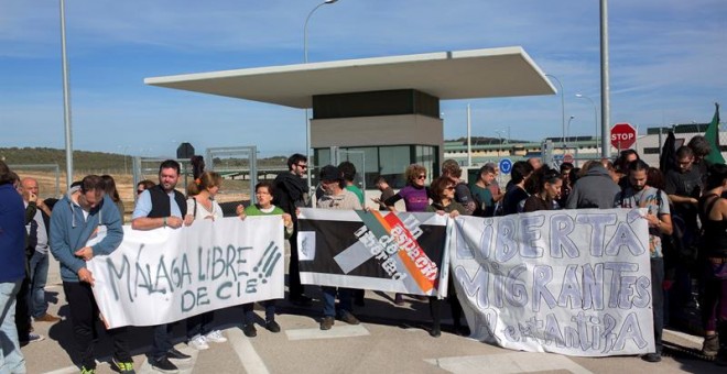 Cerca de medio centenar de personas se concentraron el domingo a las puertas de la cárcel de Archidona (Málaga) para exigir el cumplimiento de la ley y mostrar su rechazo a la decisión del Gobierno de ingresarlos en un centro penitenciario.- EFE/Carlos Dí
