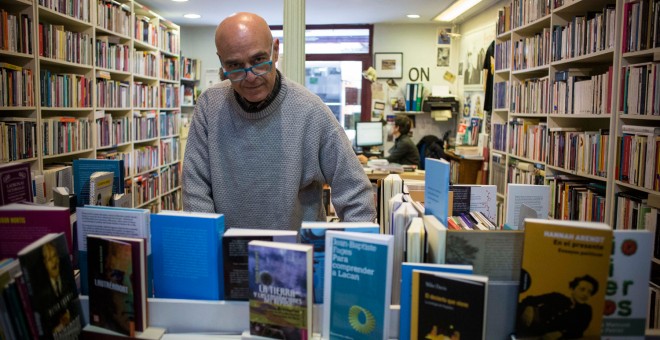 Pino, en su librería, Enclave Libros, en la calle Relatores de Madrid.- JAIRO VARGAS