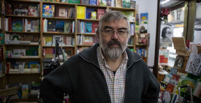 Santiago Palacios en su librería Sin Tarima, en la calle Magdalena de Madrid.- JAIRO VARGAS