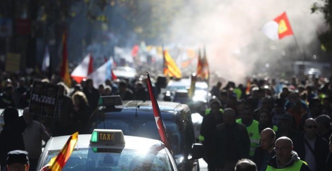 Concentració de taxistes a Madrid durant la vaga de protesta contra el lloguer de vehicles amb conductor / EFE J.J,  Guillén
