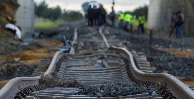 Estado en el que ha quedado la vía tras pasar el tren y descarrilar. EFE/Raúl Caro