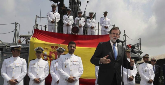 Rajoy durante su visita al patrullero español de altura Infanta Cristina, fondeado actualmente en el puerto de Abiyán. | BALLESTEROS (EFE)