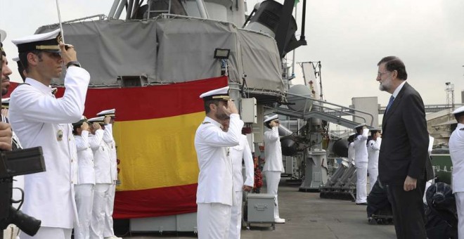 El presidente del Gobierno, Mariano Rajoy (d), en Abiyán (Costa de Marfil) durante su visita al patrullero español de altura Infanta Cristina