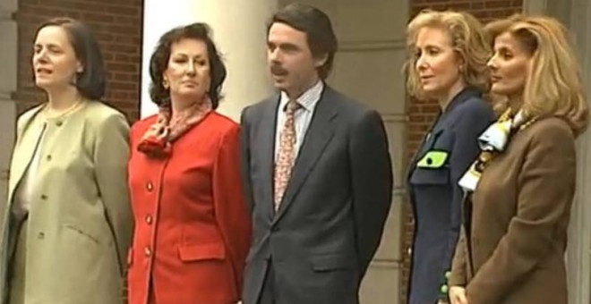 José María Aznara posa con las ministras de su primer Gobierno. Tocino es la primera por la derecha.