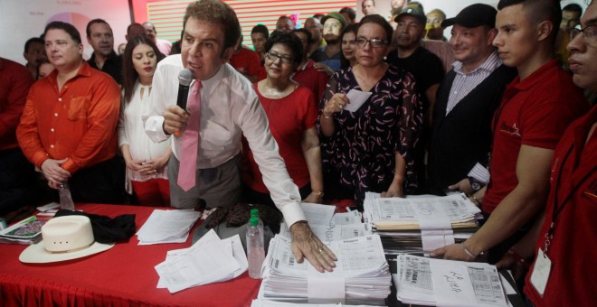 Nasralla muestra los recuentos de conteo de votos durante una conferencia de prensa en Tegucigalpa. / Reuters