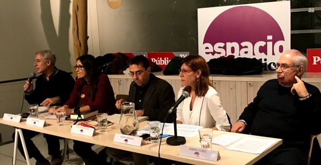 Mesa de debate formada por Enrique del Olmo, como moderador, y Núria Parlón, Juan Carlos Monedero, Laura Camargo y Gabriel Flores, como ponentes.