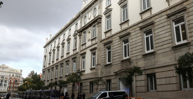 Un furgón de la Guardia Civil sale del Tribunal Supremo con los exconsellers tras su declaración ante el magistrado Pablo Llarena. REUTERS/Juan Medina