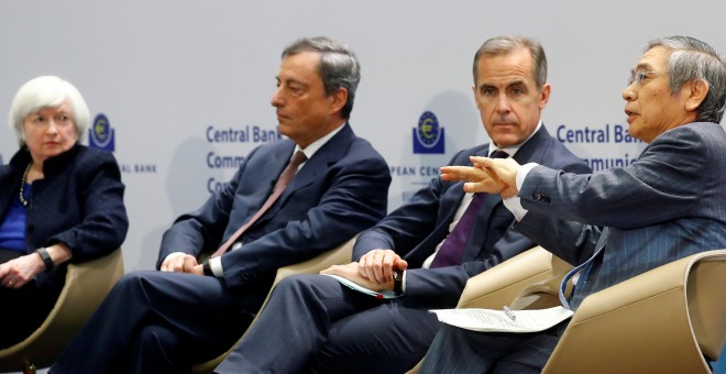 Los dirigentes de los cuatro mayores bancos centrales del planeta: Janet Yellen (Reserva Federal), Mario Draghi (Banco Central Europeo), Mark Carney (Banco de Inglaterra) y Haruhiko Kuroda (Banco de Japón). REUTERS/Kai Pfaffenbach.