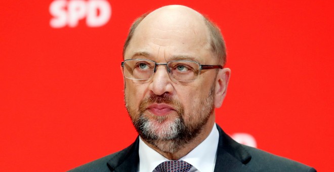 El líder del Partido Socialdemócrata (SPD), Martin Schulz, hace declaraciones ante los medios tras asistir a una reunión con la cúpula del SPD, en Berlín, Alemania./EFE