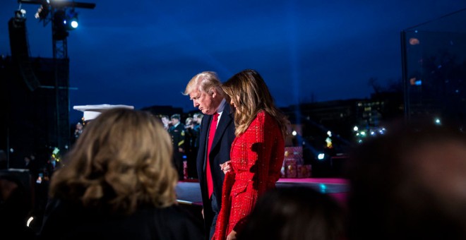 El presidente de EEUU, Donald Trump y la primera dama, Melania Trump, salen del escenario después de participar en la ceremonia de iluminación del Árbol Nacional de Navidad. EFE