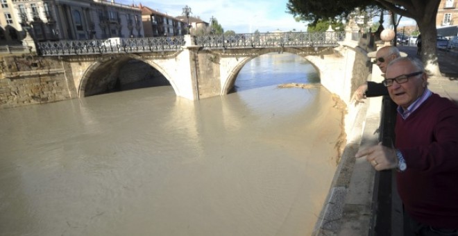 Imagen del río Segura a su paso por Murcia. EFE/Israel Sánchez.