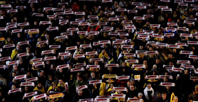 Concentració a Plaça de Sant Jaume per exigir l'alliberament del vicepresident Junqueras, el conseller Forn, el president l'Òmnium i l'ex-president de l'ANC / Reuters