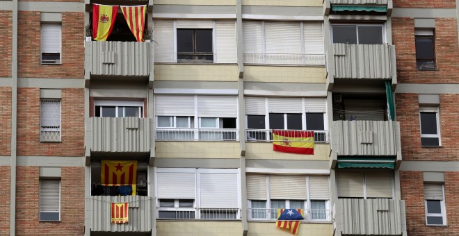 Banderas españolas, senyeras y esteladas en un edificio de viviendas en Barcelona. REUTERS/Albert Gea