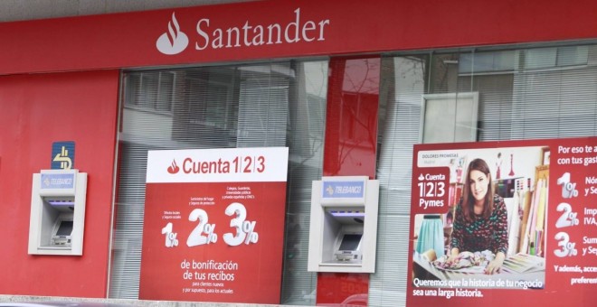 Publicidad de la Cuenta 1,2,3 en una sucursal de Banco Santander. E.P.