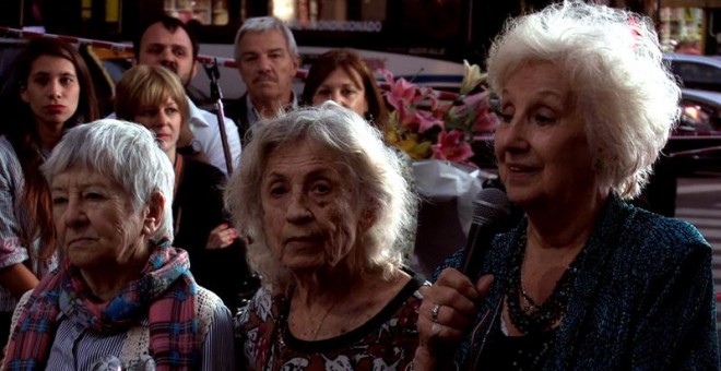 La presidenta de las Abuelas de Plaza de Mayo, Estela de Carlotto, participando en un acto en Buenos Aires, donde recibieron un homenaje. / EFE