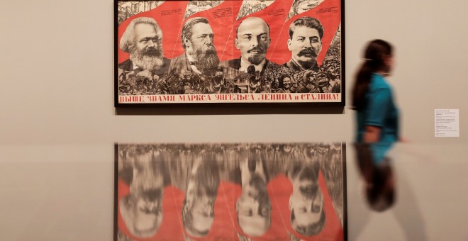 Póster de propaganda soviética en el que aparece Marx, Engels, Lenin y Stalin./REUTERS