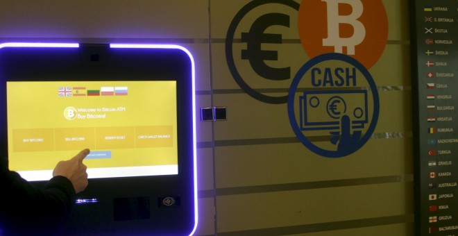 Vista de un cajero automático de Bitcoin en Vilna (Lituania). EFE/Valda Kalnina
