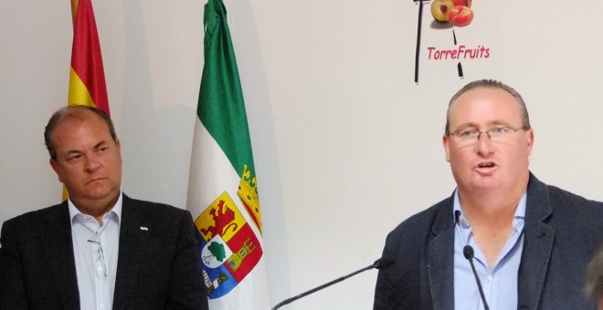 El alcalde de Guadiana del Caudillo, Antonio Pozo, junto