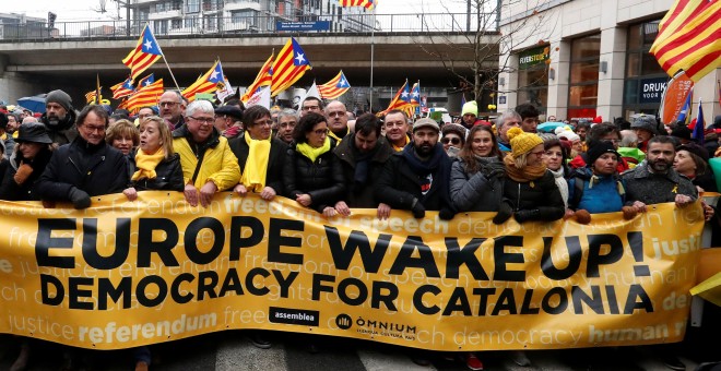 Cabecera de la manifestación convocada por la ANC en Bruselas, con Carles Puigdemont y Marta Rovira, entre otros. . REUTERS/Yves Herman