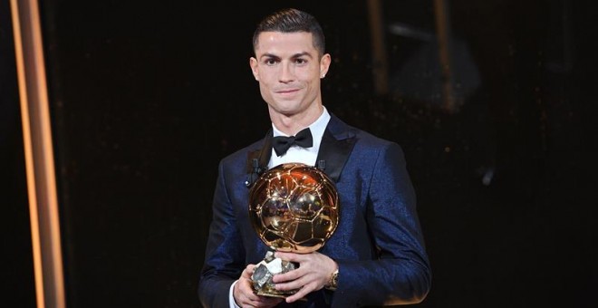 El futbolista del Real Madrid Cristiano Ronaldo posa con el Balón de Oro durante la ceremonia de entrega del trofeo en París (Francia). EFE/Faugere Franck-L'Equipe