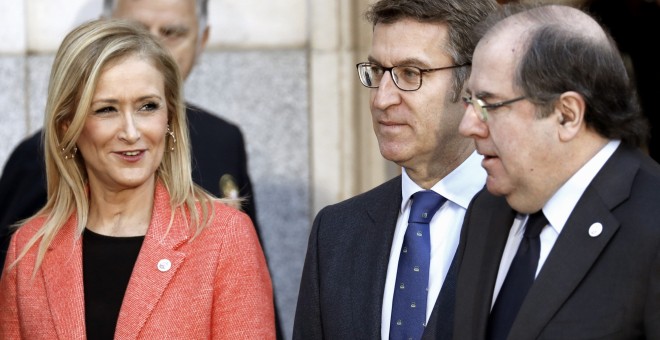 La presidenta de la Comunidad de Madrid, Cristina Cifuentes, con los de Galicia y Castilla y León, Alberto Núñez Feijóo y Juan Vicente Herrera, en la última Conferencia de Presidentes de las CCAA en el Senado. EFE