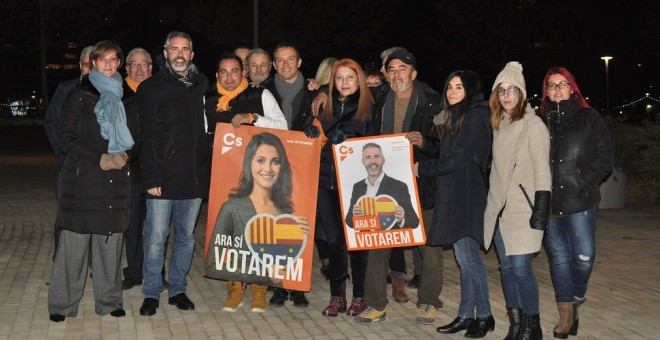 El cap de llista de C's per Lleida, Jorge Soler (segon per l'esquerra) amb el seu equip en l'acte d'inici de campanya ./C's