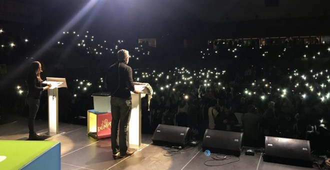 La número 2 de la CUP per Barcelona, Maria Sirvent, i el cap de llista, Carles Riera, a l'acte central de la formació a Barcelona, aquest diumenge. /CUP