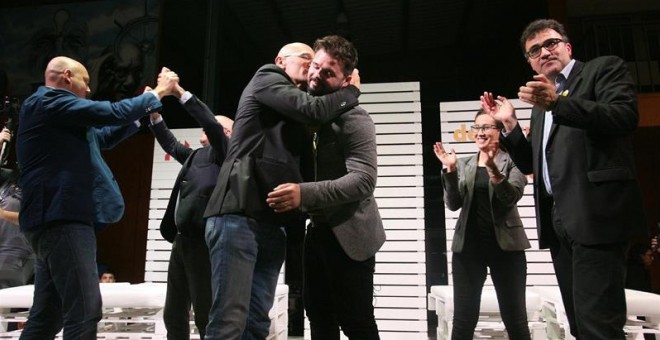 El conseller cessat Raül Romeva s'abraça el diputat d'ERC al Congrés Gabriel Rufián en un acte a Sant Carles de la Ràpita aquest dilluns. /EFE Jaume Sellart.