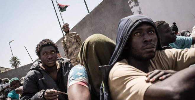 Personas migrantes y refugiadas esperando a ser trasladadas a un centro de detención en Libia. - TAHA JAWASHI / AMNISTÍA INTERNACIONAL