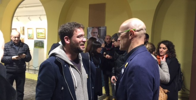 Albano Dante Fachin en conversa amb Raül Romeva al casinet d'Hostafrancs de Barcelona / C. B.