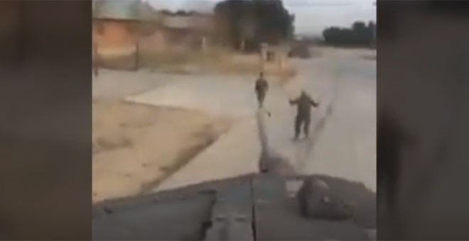 Captura del vídeo en el que se ve el cañón del tanque en el que los dos hombres estaban subidos.