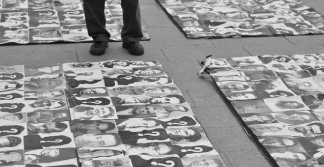 Representación de las víctimas del franquismo en la Puerta del Sol, Madrid 21 de marzo de 2013. Foto de Xanti Fakir bajo licencia CC BY 2.0 vía flickr