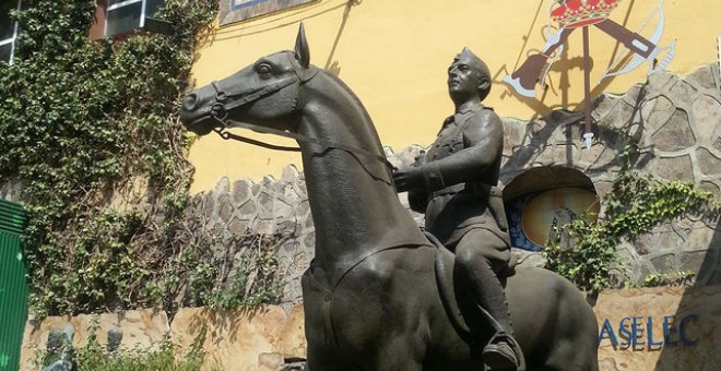 Escultura del dictador que luce actualmente en el patio de la Fundación Gaselec.