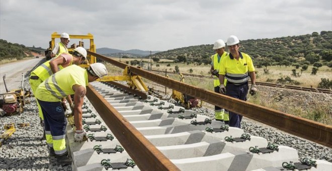Operarios trabajan en labores de montaje de la vía de alta velocidad en Carmonita (Badajoz). EFE / ESTEBAN MARTINENA