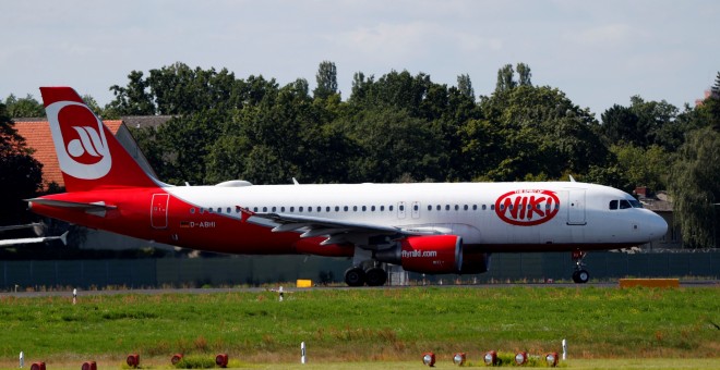 Un avión operado por la aerolinea Niki, en el aeropuerto Tegel de Berlín. REUTERS/Fabrizio Bensch/File Photo